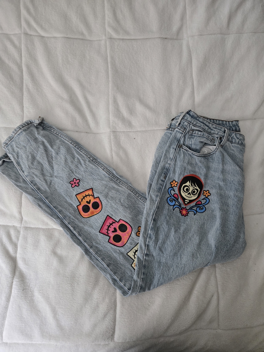 Pixar Coco Women’s Size 15 Light Wash Jeans Skull Guitar Graphic Straight Leg - Picture 6 of 6